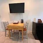 Modern 1-Bed Studio In London