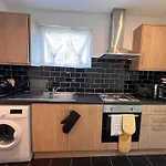 Modern 1-Bed Studio In London